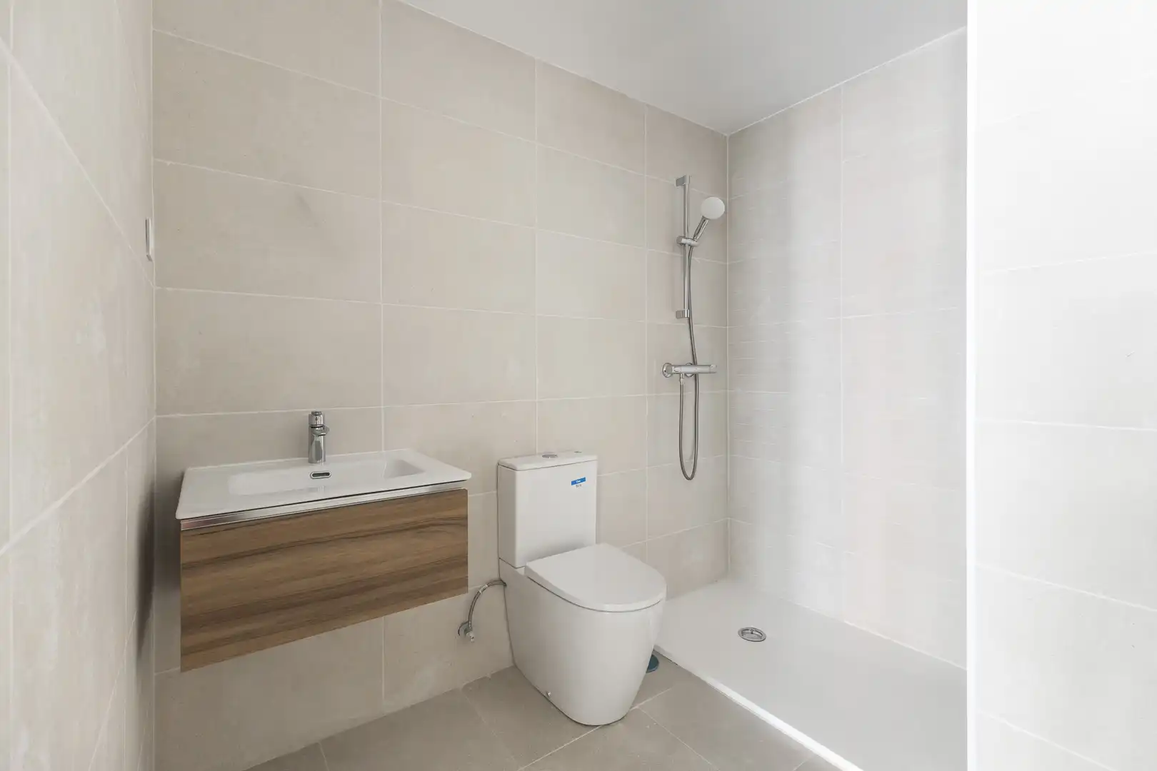 Bathroom of Flat for sale in Guadalajara  with Heating