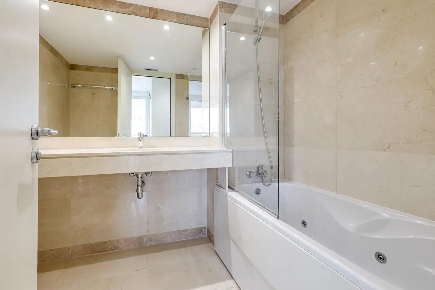 Badezimmer von Wohnung zum Verkauf in Barcelona mit Klimaanlage, Heizung und Terrasse