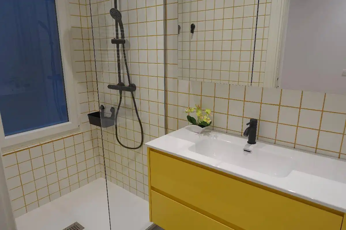 Bany de Pis en venda en Bilbao  amb Calefacció, Moblat i Balcó