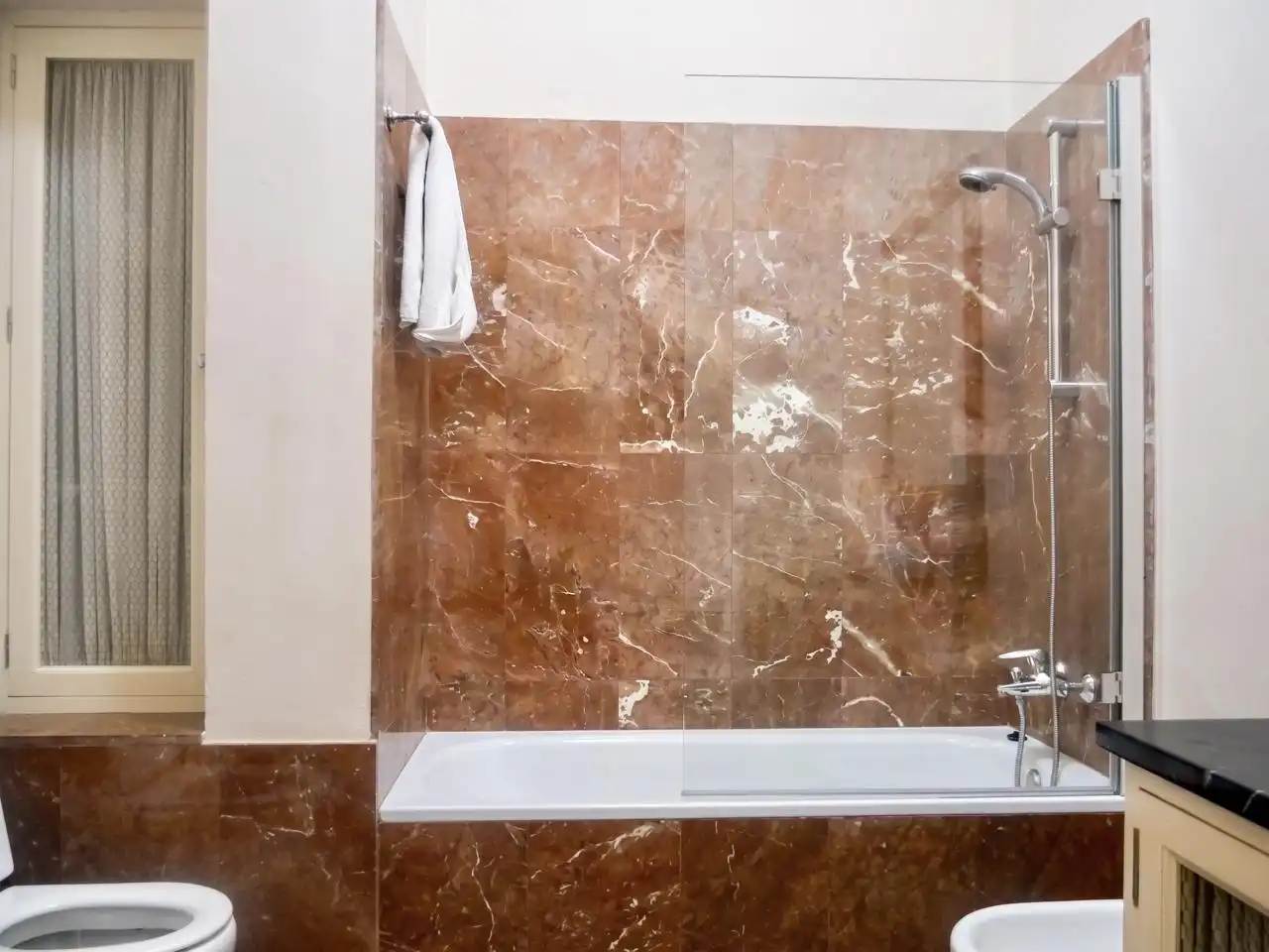 Bathroom of Flat for sale in Sevilla  with Air Conditioner, Terrace and Furnished