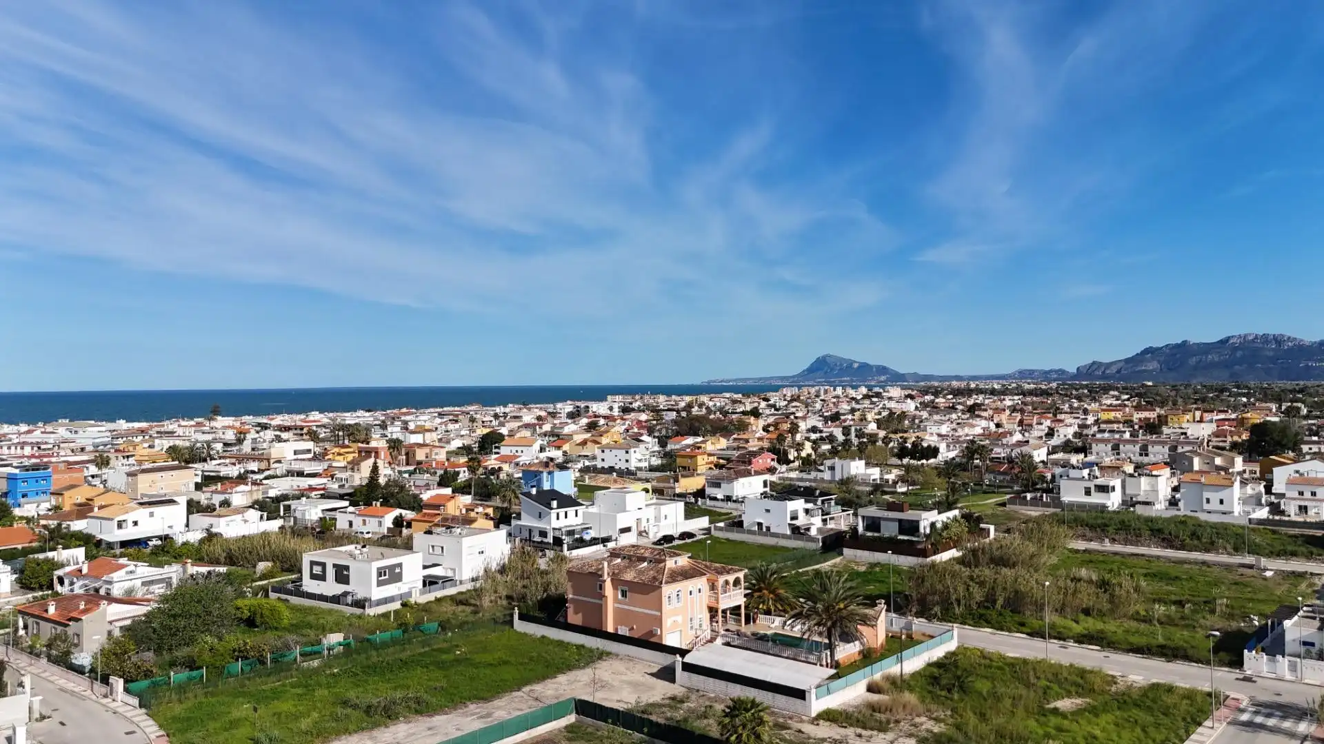 Vista exterior de Casa o xalet en venda en Oliva amb Aire condicionat, Jardí privat i Terrassa