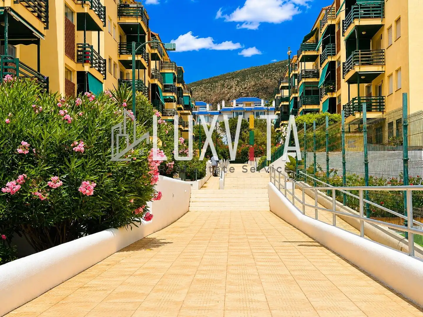 Vista exterior de Apartamento en venta en Arona con Terraza y Piscina comunitaria