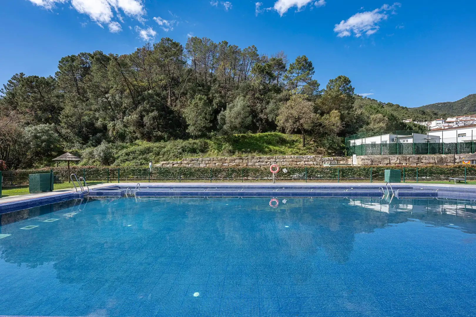 Piscina de Apartamento en venta en Benahavís con Aire acondicionado, Trastero y Lavadora