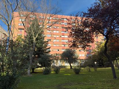 Exterior view of Flat for sale in  Madrid Capital  with Heating, Terrace and Community pool