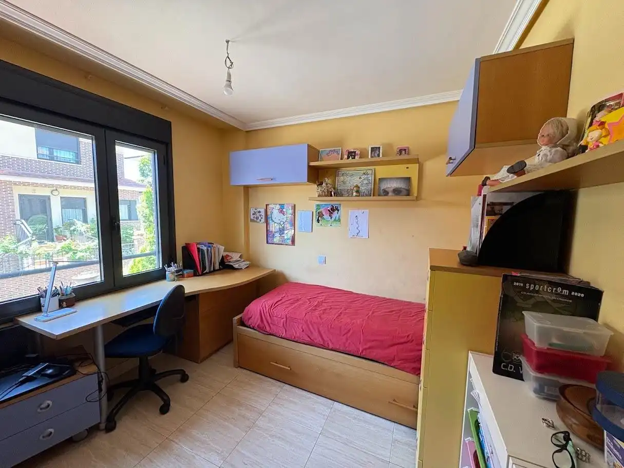 Schlafzimmer von Einfamilien-Reihenhaus zum Verkauf in Valladolid mit Klimaanlage, Heizung und Privatgarten