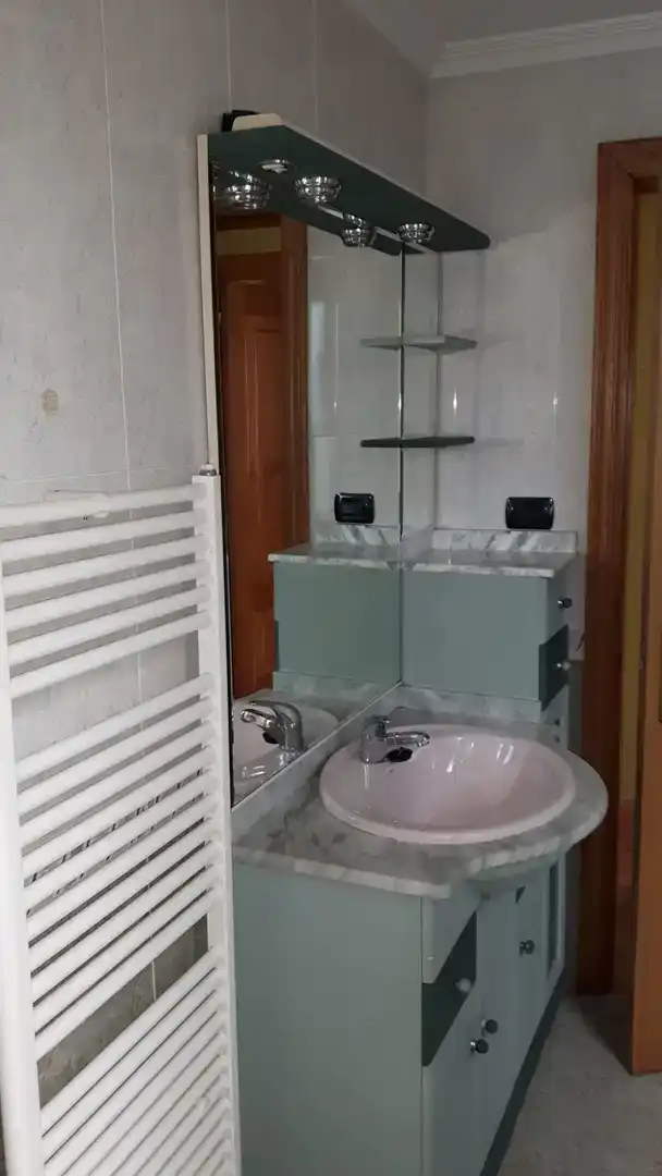 Bany de Pis de lloguer en Lugo Capital amb Aire condicionat i Balcó
