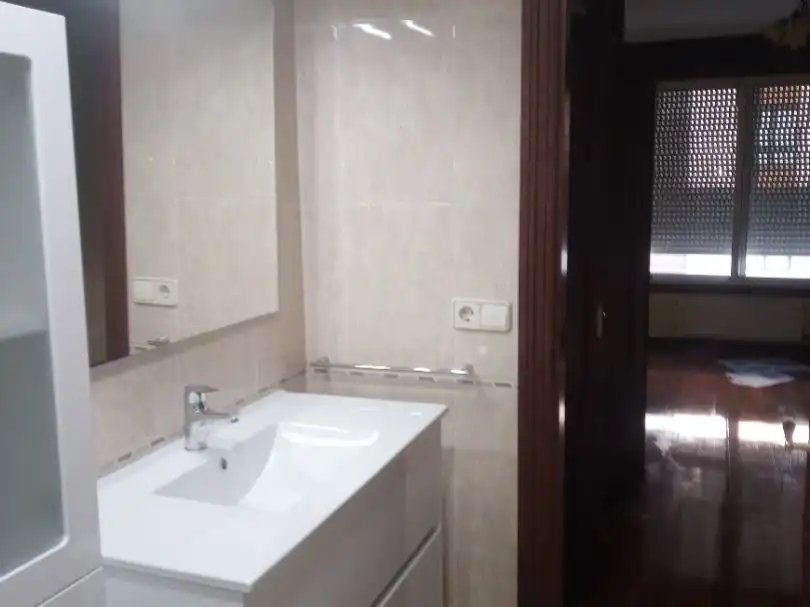 Bathroom of Flat for rent in Vigo   with Heating, Private garden and Parquet flooring