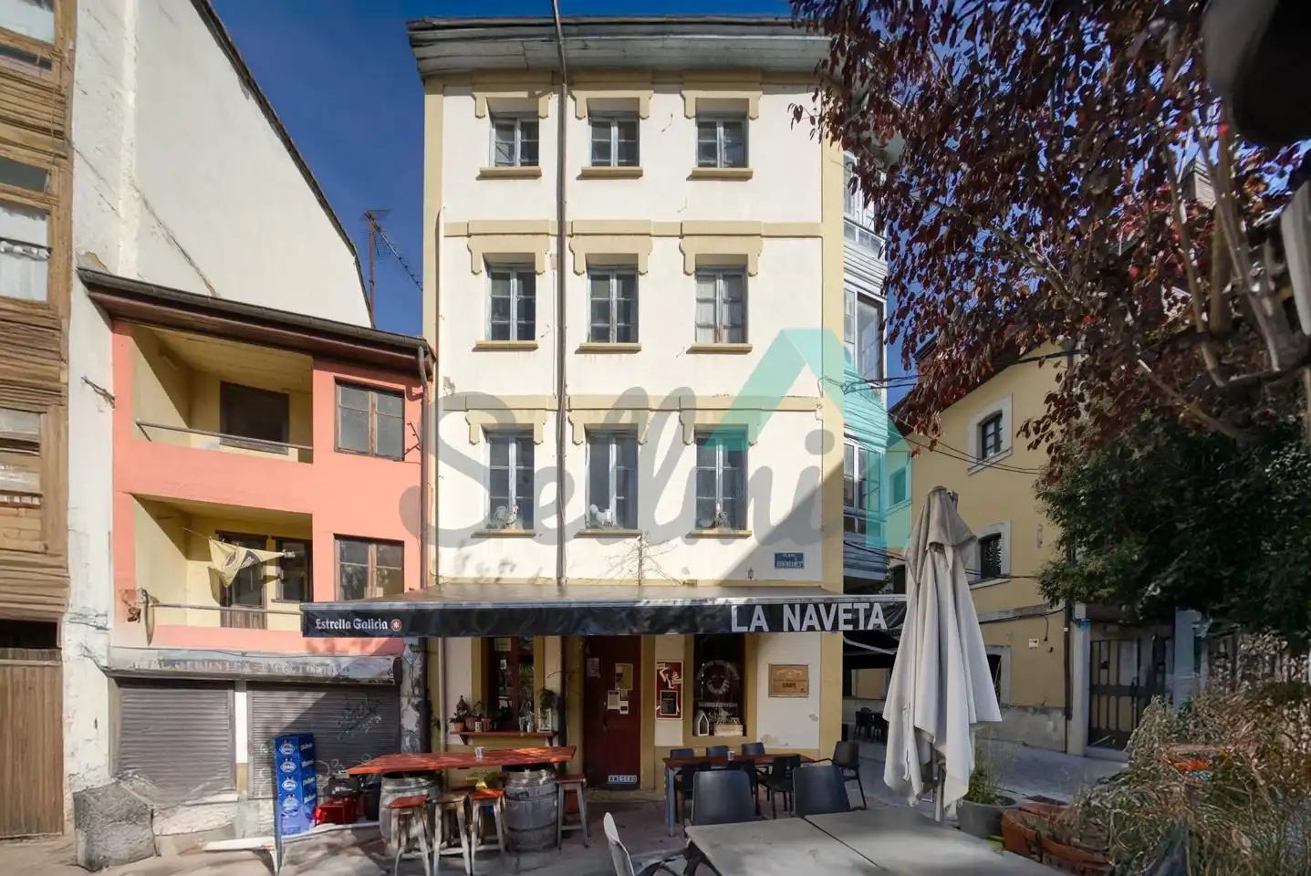 Außenansicht von Gebäude zum Verkauf in Nava