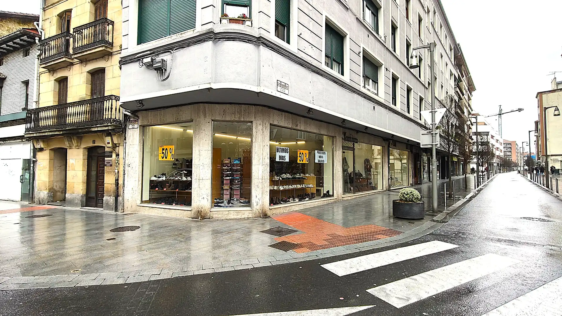 Local comercial de lloguer a Montevideo Etorbidea 1