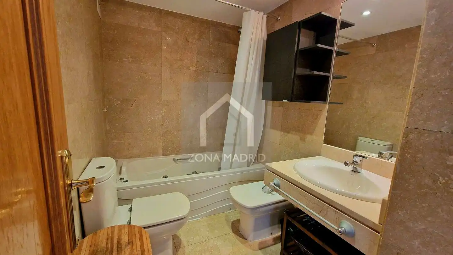 Baño de Piso de alquiler en Madrid con Aire acondicionado y Amueblado