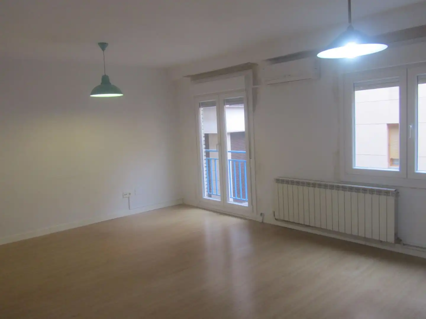 Sala d'estar de Pis en venda en  Zaragoza Capital amb Balcó