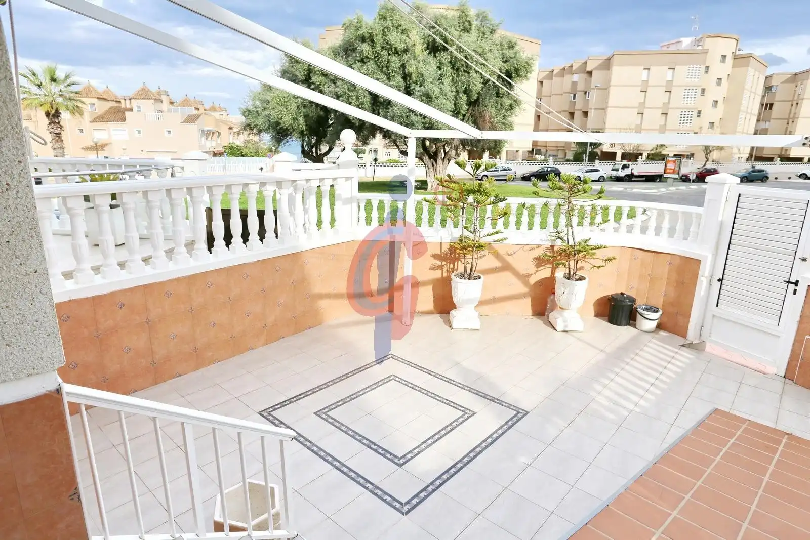 Terrasse von Einfamilien-Reihenhaus zum Verkauf in Guardamar del Segura mit Klimaanlage, Privatgarten und Terrasse