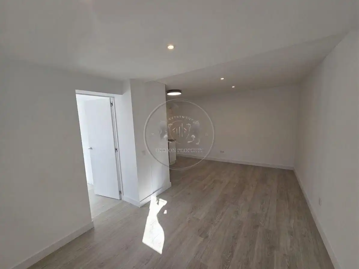 Flat for sale in Madrid  with Air Conditioner and Alarm