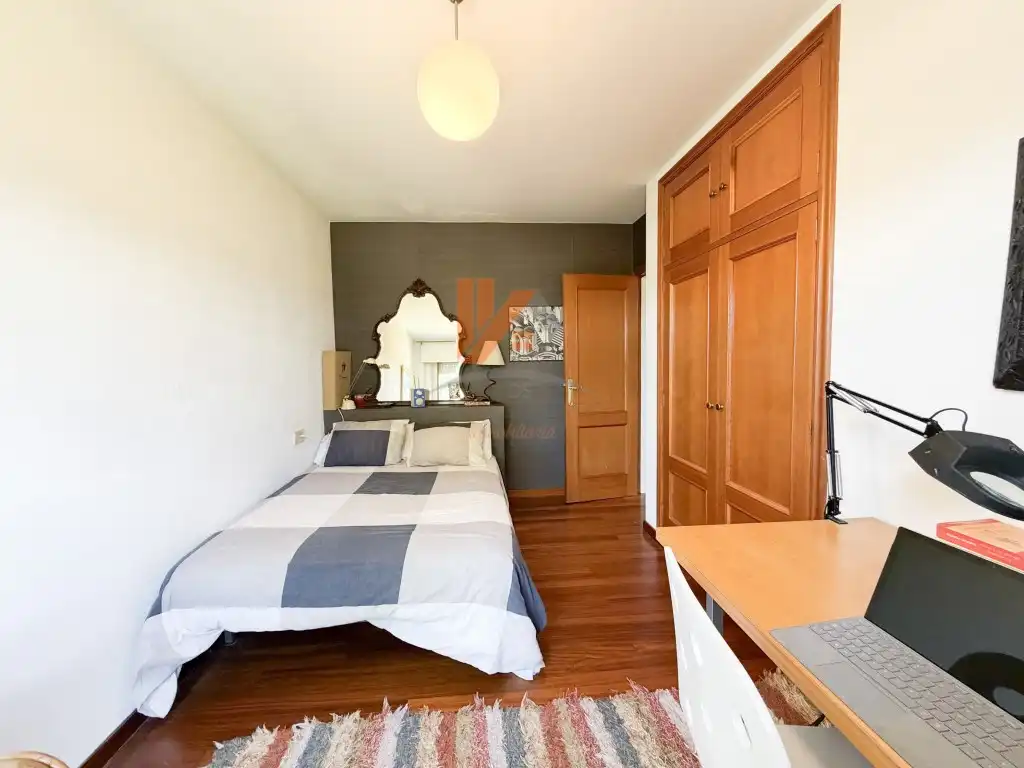 Habitación de Casa adosada en venta en Brión con Jardín privado, Trastero y Horno