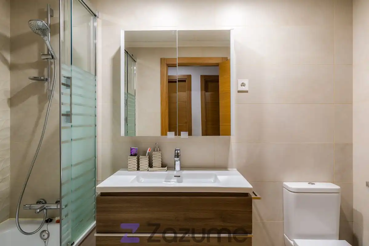 Bathroom of Flat for rent in Madrid  with Air Conditioner, Private garden and Terrace