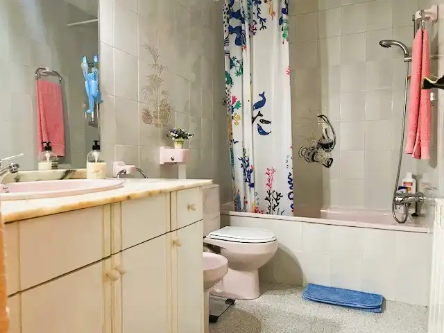 Badezimmer von Einfamilien-Reihenhaus zum Verkauf in Badalona mit Heizung, Terrasse und Balkon