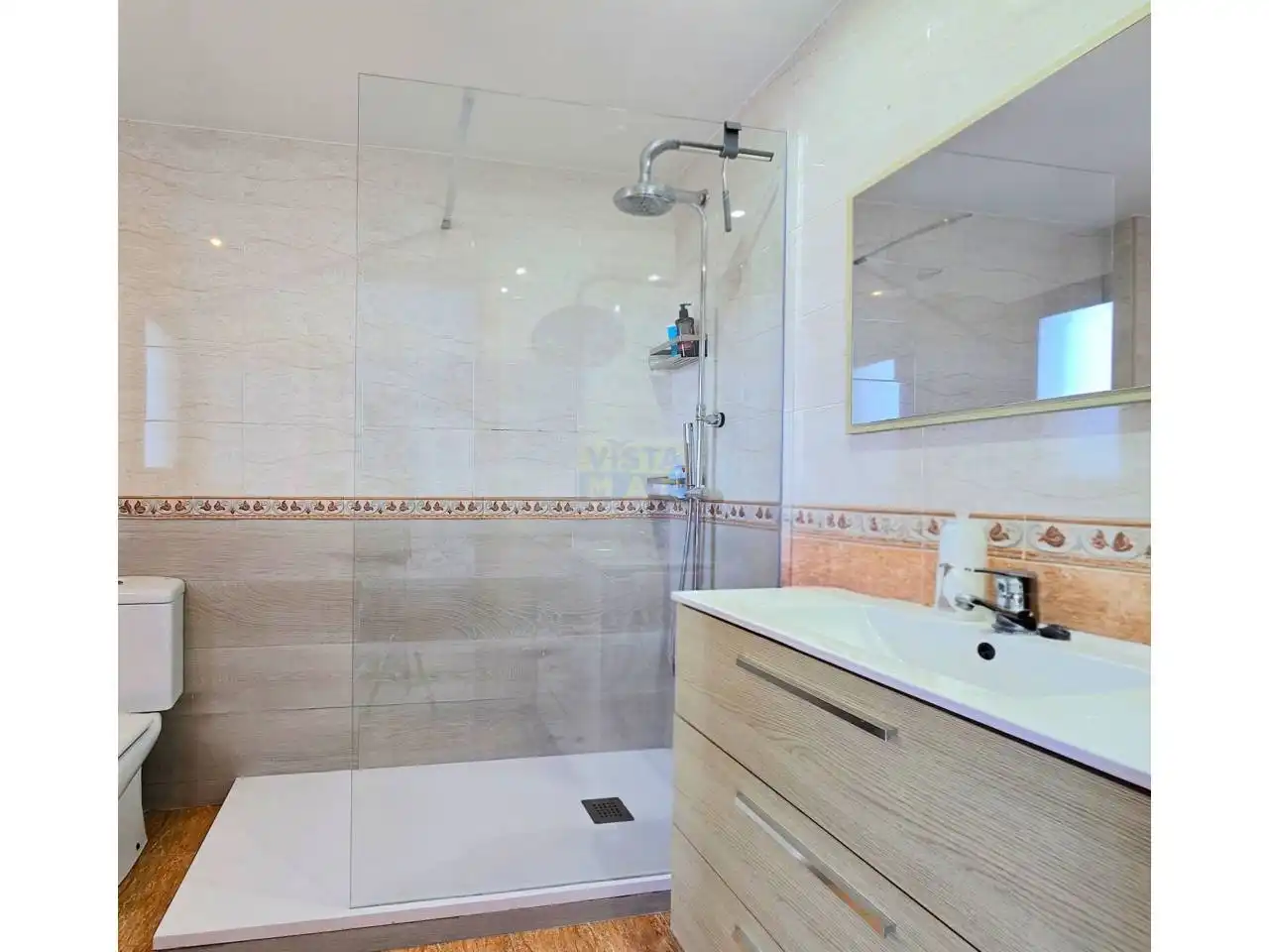 Baño de Casa adosada en venta en Vilanova i la Geltrú con Aire acondicionado, Calefacción y Jardín privado