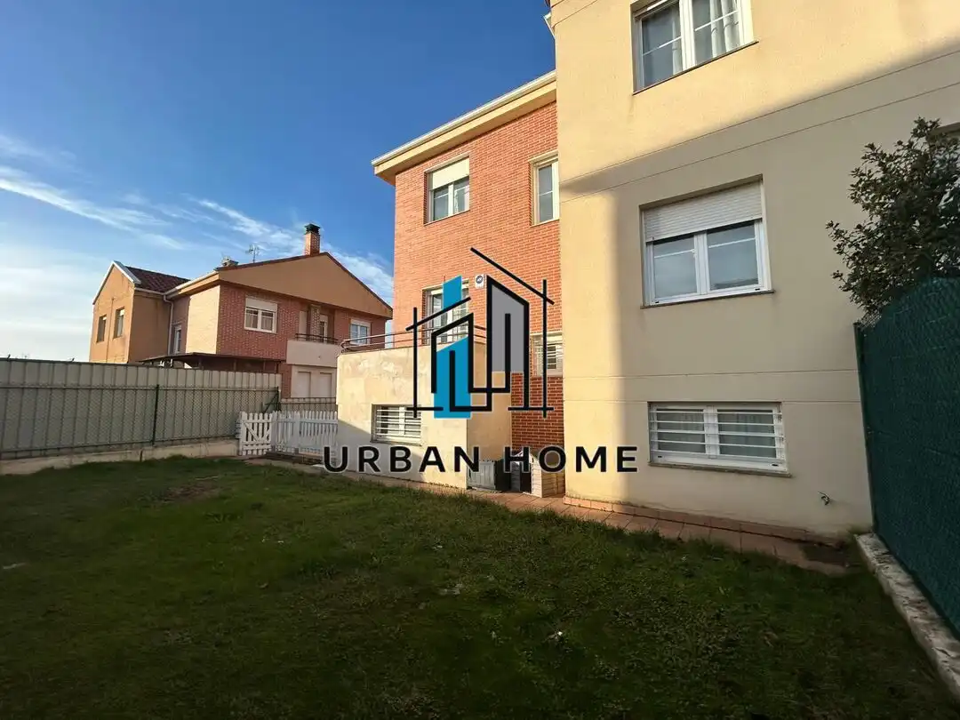 Vista exterior de Casa o xalet en venda en Villaquilambre amb Calefacció, Jardí privat i Terrassa
