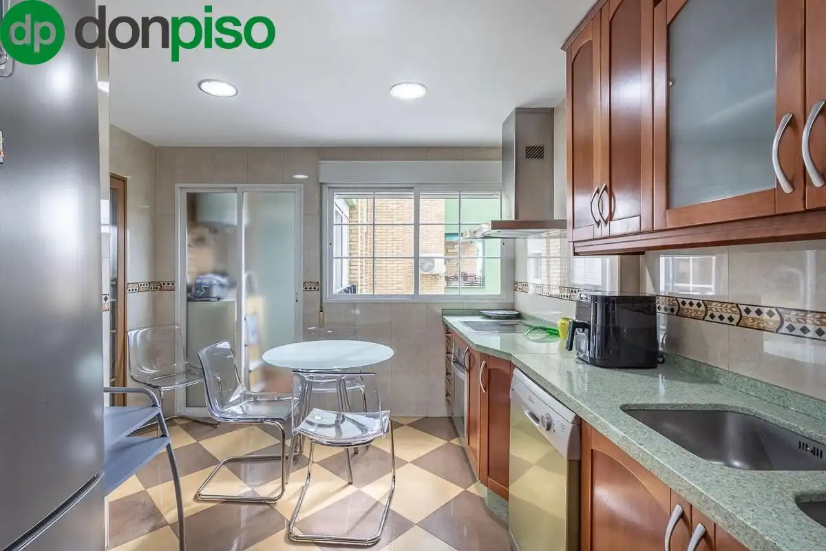 Kitchen of Flat for sale in Granada