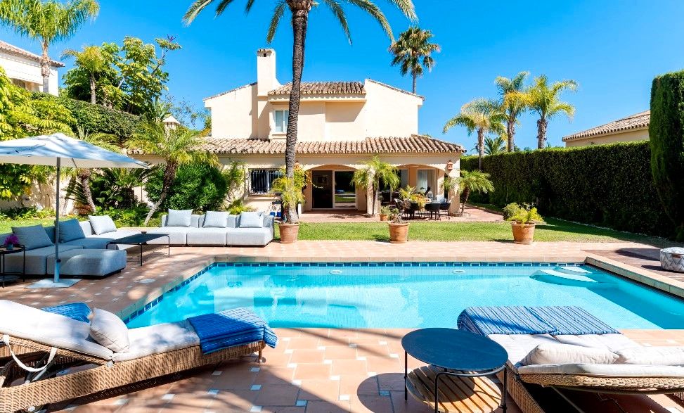 Vista exterior de Casa o xalet de lloguer en Marbella amb Aire condicionat, Calefacció i Jardí privat