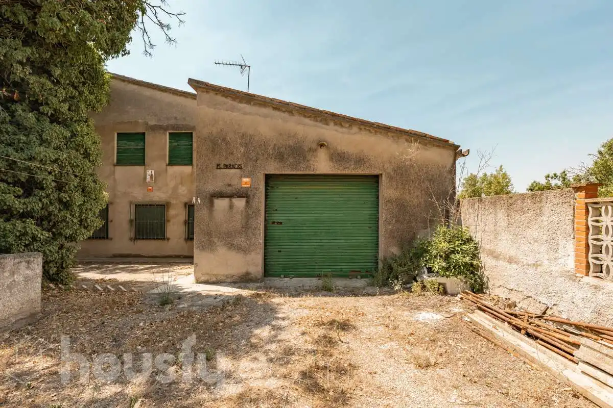Außenansicht von Haus oder Chalet zum Verkauf in Torrelavit mit Privatgarten, Terrasse und Balkon