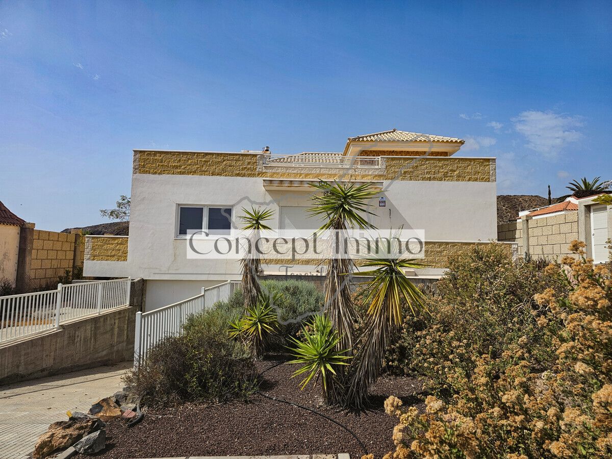 Vista exterior de Casa o xalet en venda en Arona amb Jardí privat, Terrassa i Traster