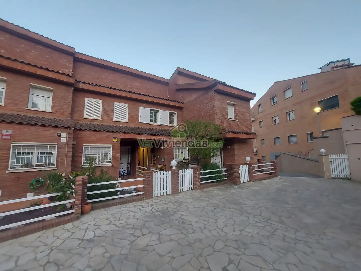 Vista exterior de Casa adosada en venta en Vallirana con Aire acondicionado, Calefacción y Jardín privado