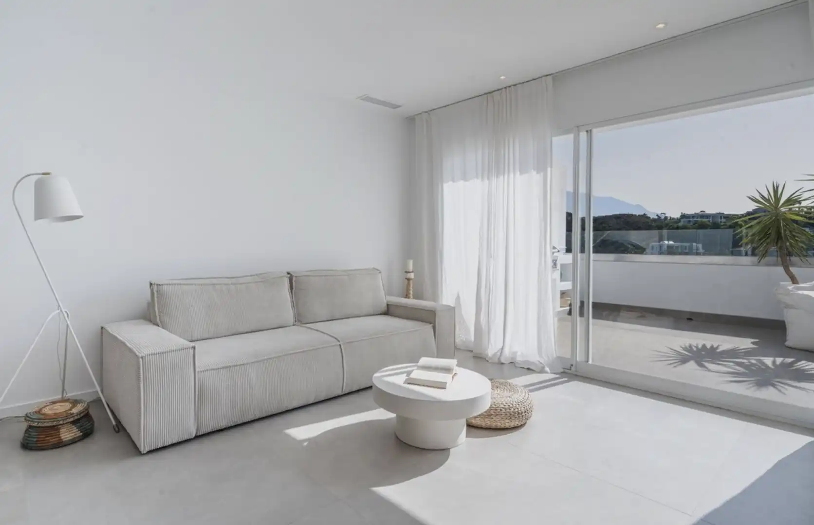 Wohnzimmer von Wohnungen zum Verkauf in Benahavís mit Klimaanlage, Terrasse und Schwimmbad
