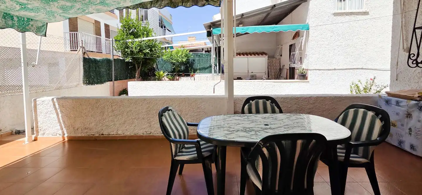 Terrasse von Einfamilien-Reihenhaus zur Miete in Santa Pola mit Klimaanlage, Terrasse und Möbliert