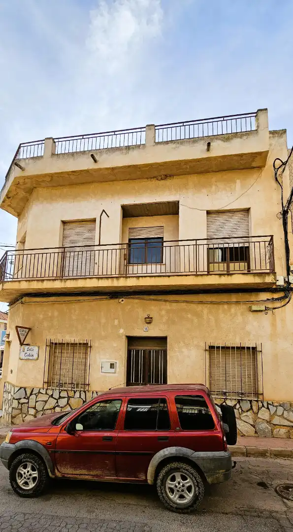Vista exterior de Casa adosada en venda en Totana amb Terrassa i Balcó