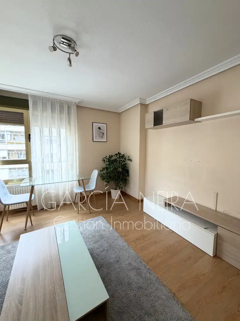 Sala d'estar de Pis en venda en Oviedo  amb Calefacció, Parquet i Traster