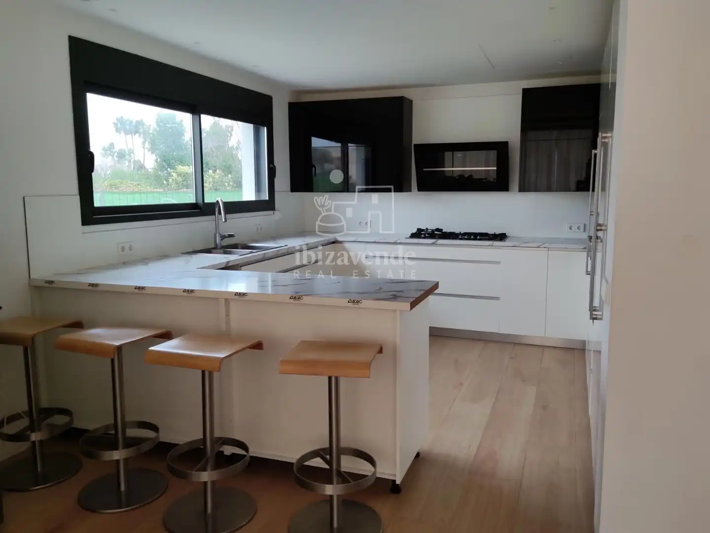 Cuina de Casa o xalet en venda en Santa Eulària des Riu amb Aire condicionat, Calefacció i Jardí privat