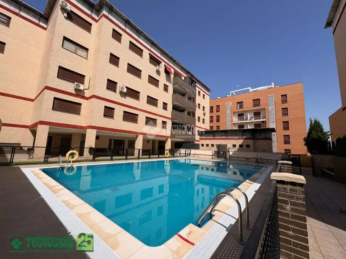 Piscina de Piso en venta en Ocaña con Calefacción