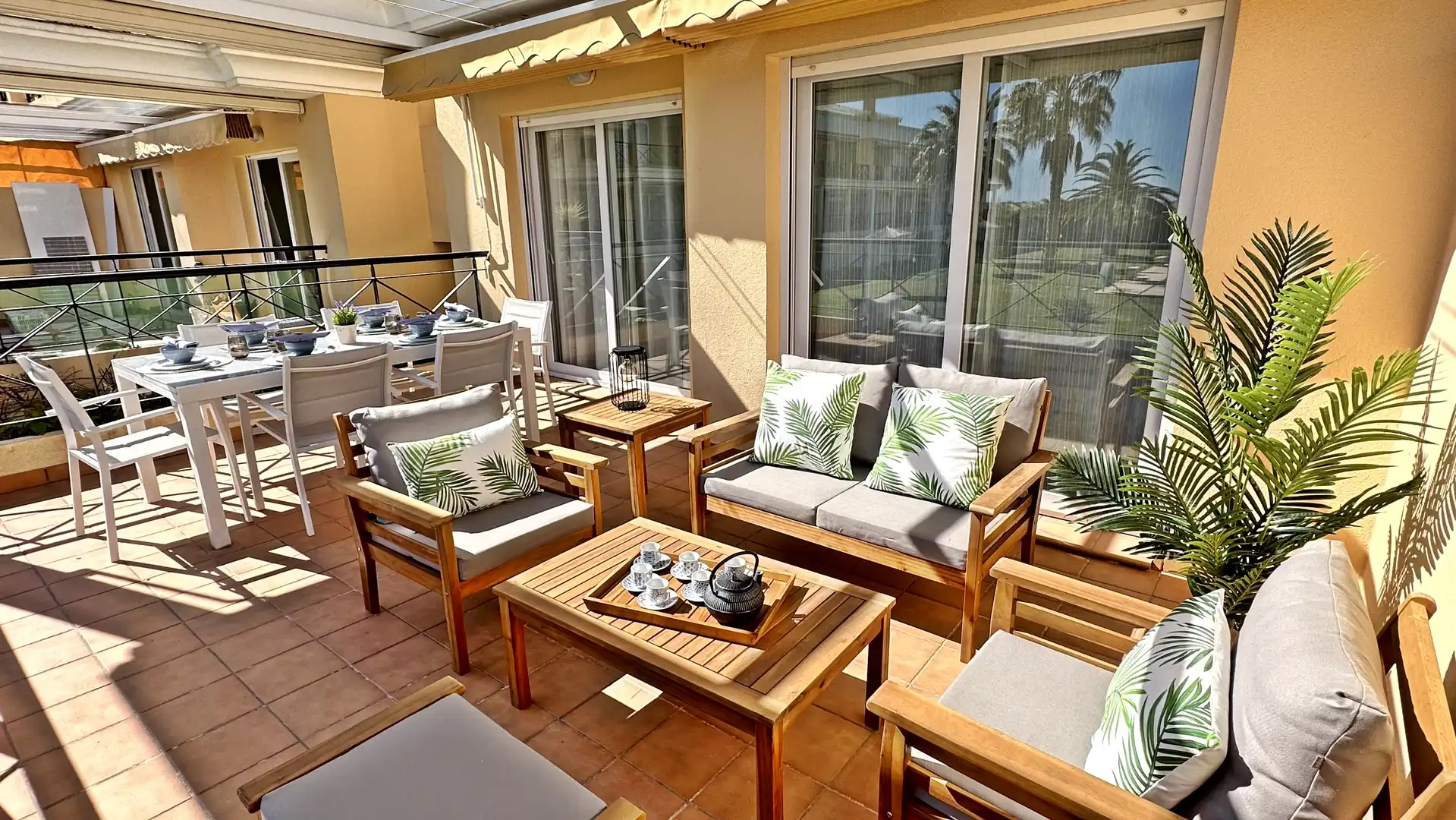 Terrasse von Wohnungen zur Miete in Oliva mit Klimaanlage, Heizung und Privatgarten