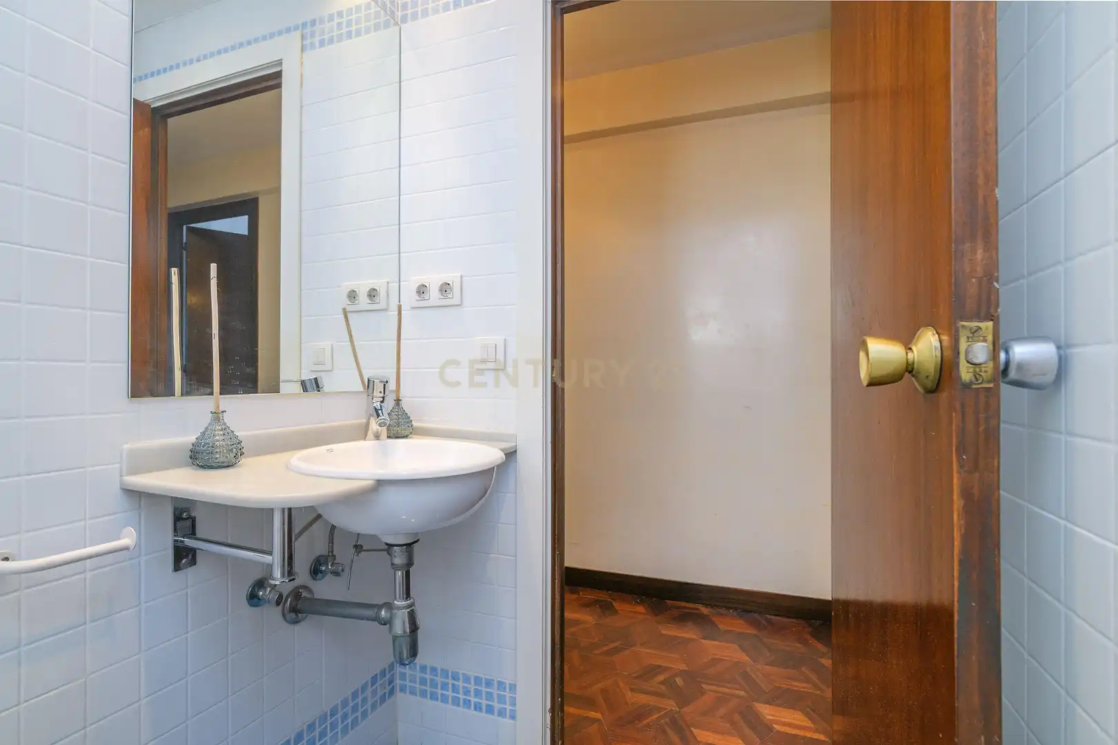 Badezimmer von Wohnung zum Verkauf in Barcelona mit Klimaanlage, Ofen und Mikrowelle