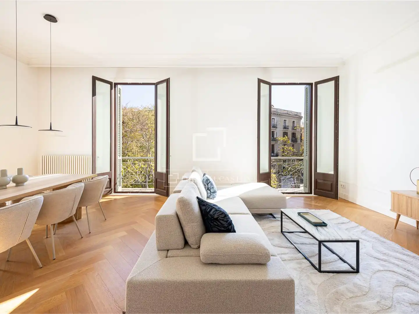 Piso con terraza en alquiler en Eixample