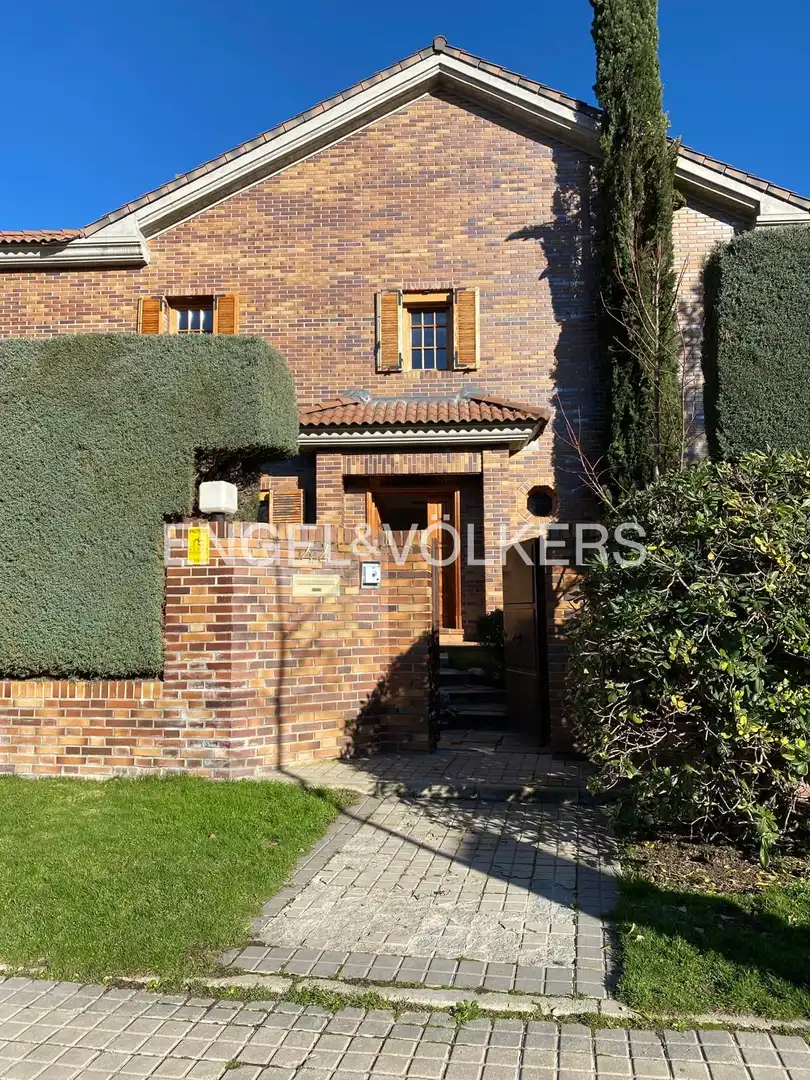Vista exterior de Casa o chalet de alquiler en Las Rozas de Madrid con Calefacción, Jardín privado y Parquet