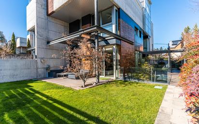 Exterior view of Single-family semi-detached for sale in  Madrid Capital  with Air Conditioner, Heating and Private garden