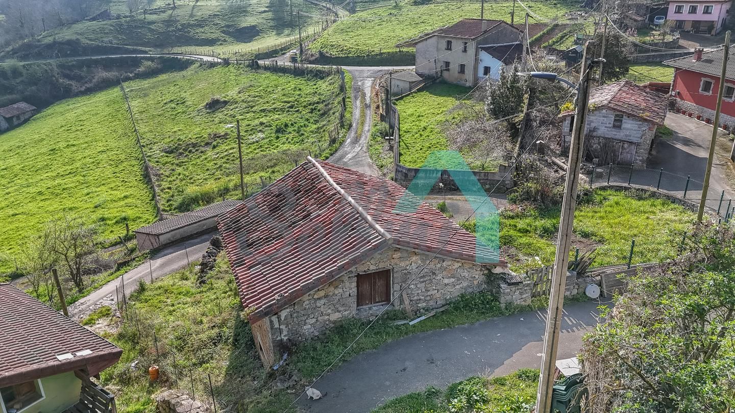 Casa o xalet en venda en Parres amb Jardí privat