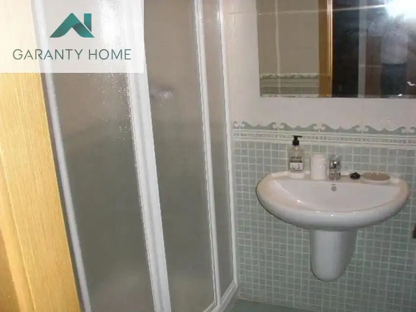 Baño de Piso de alquiler en Málaga con Aire acondicionado, Calefacción y Jardín privado