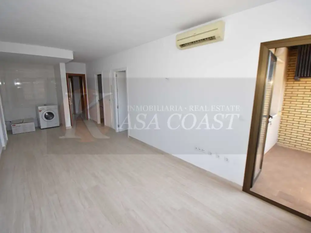 Wohnung zum Verkauf in Fuengirola mit Klimaanlage, Privatgarten und Terrasse