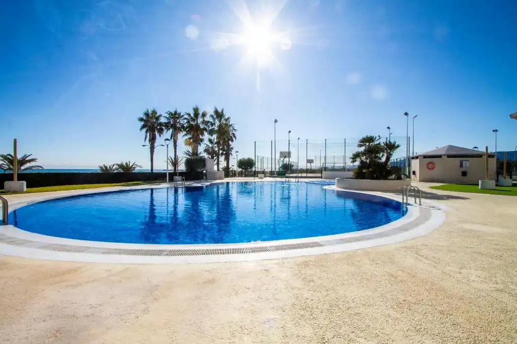 Piscina de Apartament de lloguer en Cullera amb Aire condicionat, Terrassa i Moblat