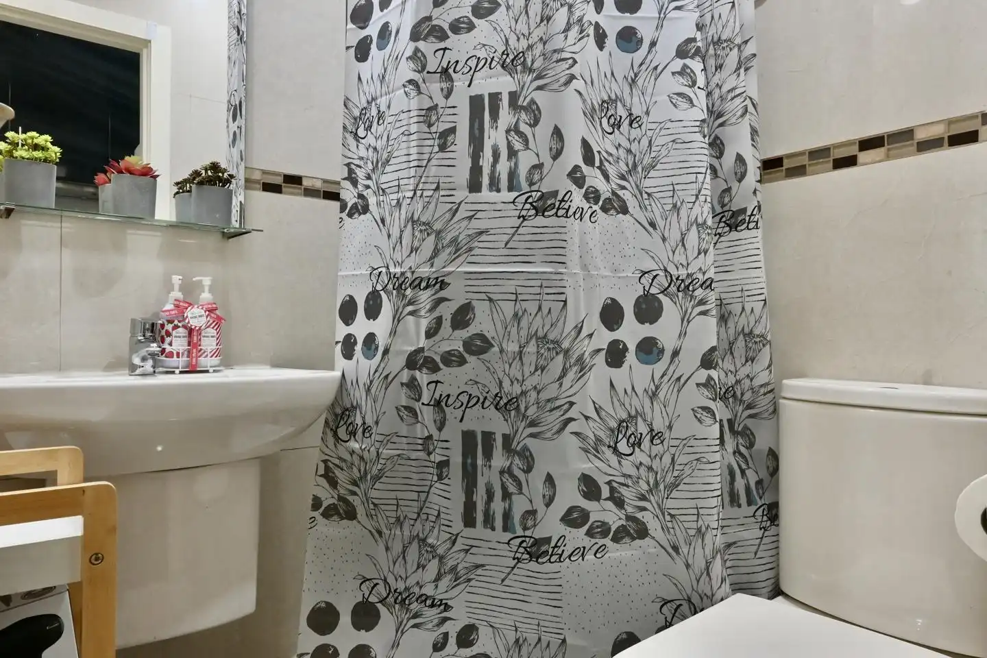 Bathroom of Study for rent in Madrid  with Air Conditioner, Heating and Furnished