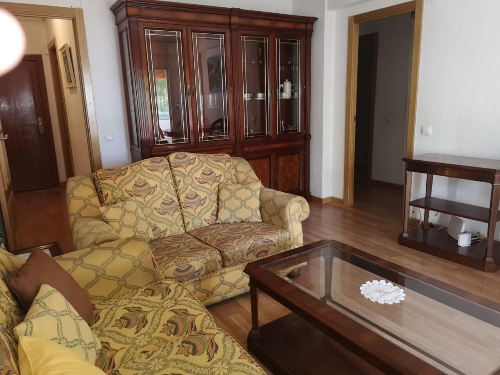 Sala d'estar de Pis de lloguer en  Madrid Capital amb Calefacció, Terrassa i Moblat