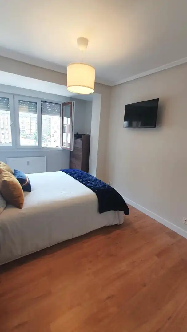 Habitación de Apartamento de alquiler en Oviedo  con Calefacción y Amueblado