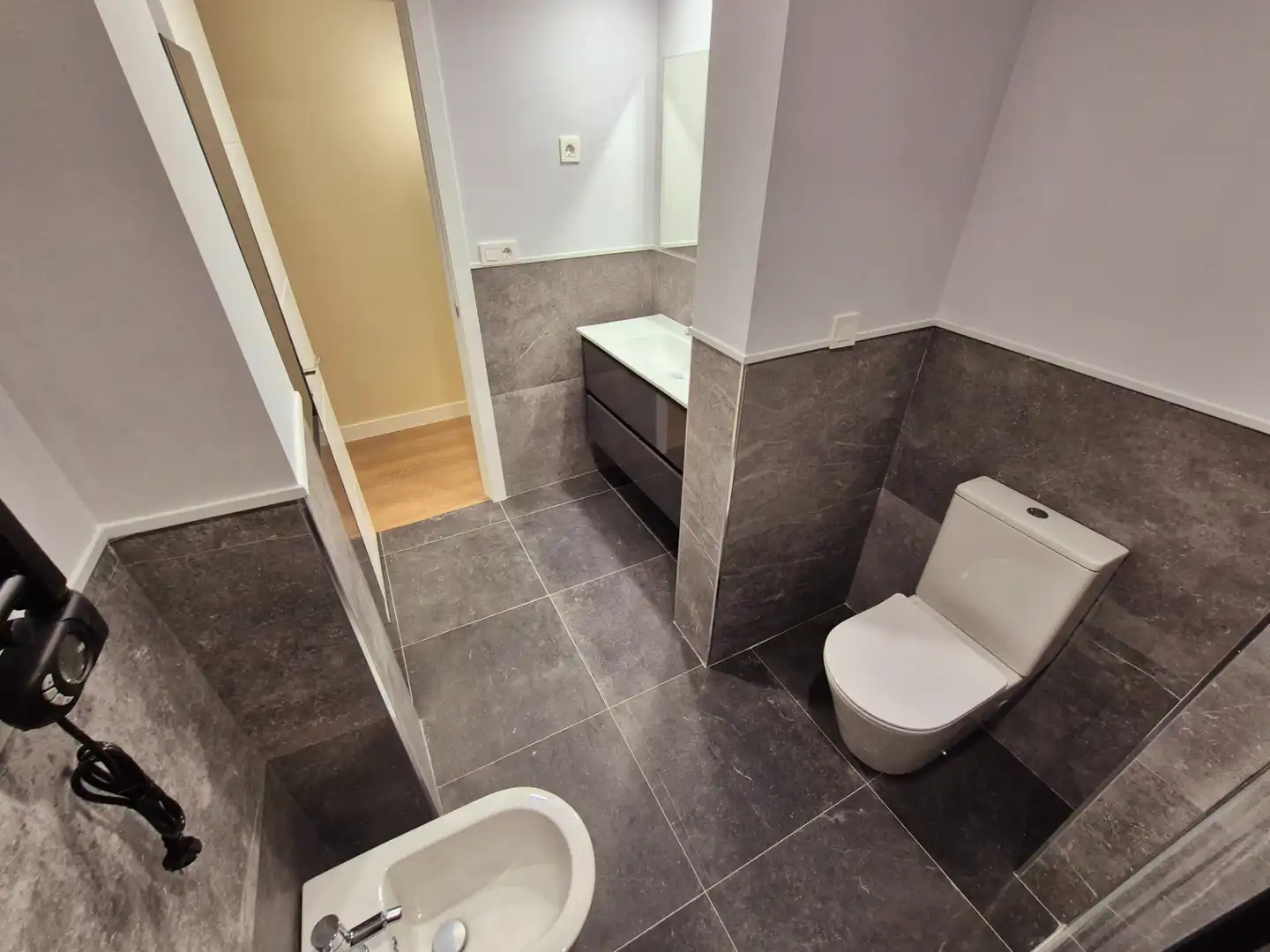 Bathroom of Flat for sale in Madrid  with Air Conditioner, Heating and Microwave