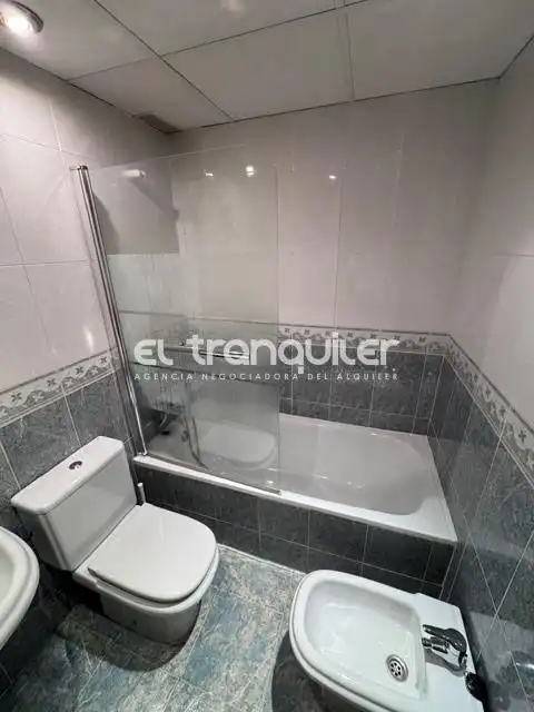 Bathroom of Flat for rent in Madrid  with Storage room, Furnished and Washing machine