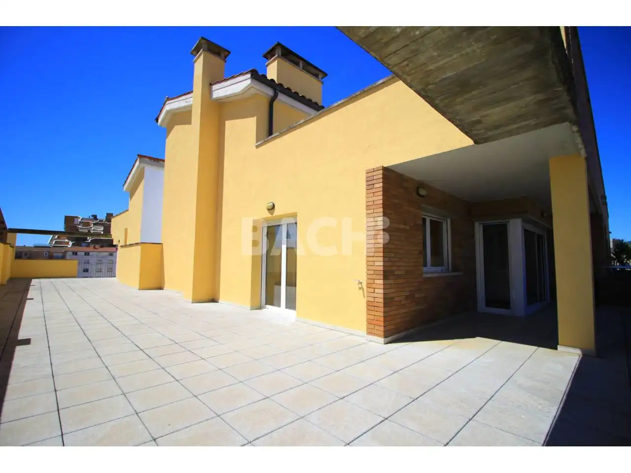 Vista exterior de Dúplex en venda en Vic amb Calefacció, Terrassa i Traster