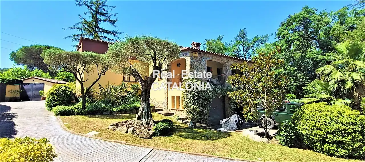Vista exterior de Casa o xalet en venda en Caldes de Malavella amb Calefacció, Jardí privat i Terrassa