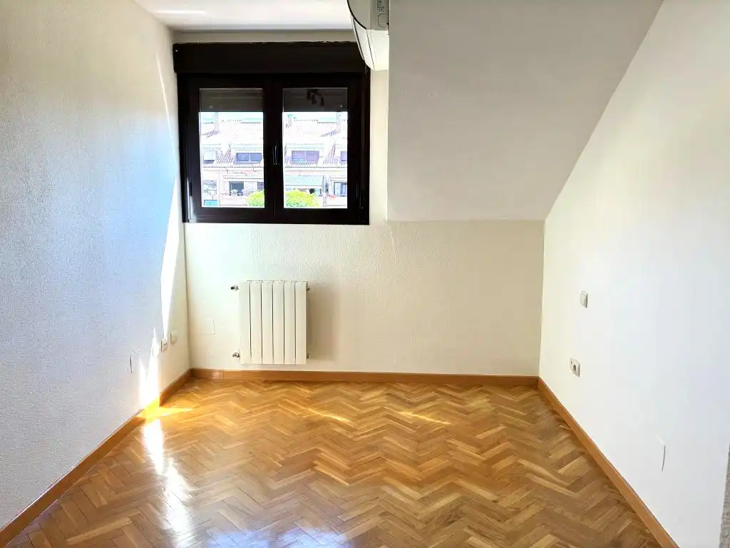 Schlafzimmer von Wohnung zur Miete in Sevilla la Nueva mit Klimaanlage, Heizung und Abstellraum